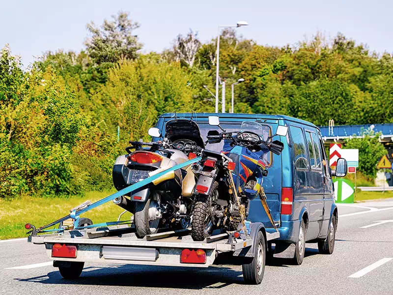 samochód z przyczepą na motor